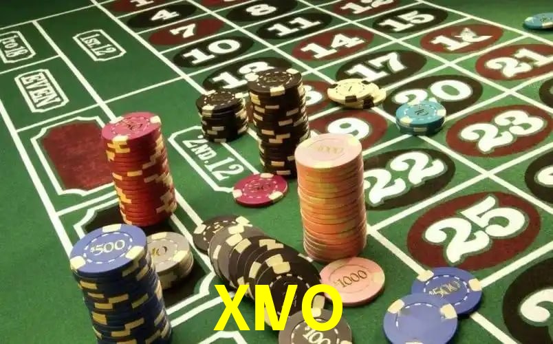 Escena dinámica inspirada en casino con iluminación XIVO, cartas, fichas e íconos de juegos digitales en un espacio moderno de juegos.